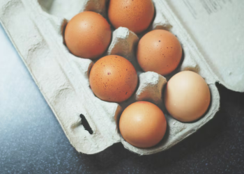 ¿Un omelet? Precio del huevo sube a máximos históricos en EU; se dispara hasta más de 6 dólares