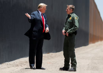 Acusan a Trump de “encubrimiento” por la muerte de un hombre golpeado por agentes de EE.UU.