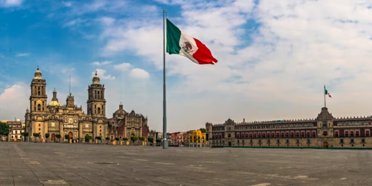 Fitch ratifica calificación de México en ‘BBB-’, con perspectiva estable; desaceleración económica podría agravarse, prevé