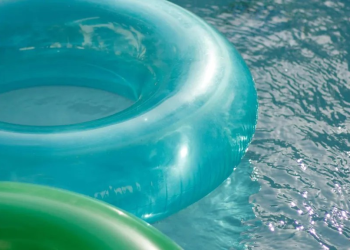 Rescatan a Familia en Inflables Arrastrados por la Corriente en Playa de Sonora