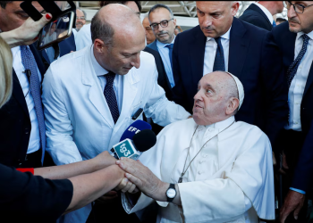 El médico del papa Francisco describió sus últimos minutos: “Tenía los ojos abiertos pero no respondía, no había nada que hacer”