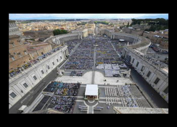 ‘Debemos acoger su legado y hacerlo vida’: Parolin en la multitudinaria misa de luto por Francisco