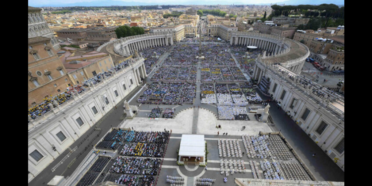 ‘Debemos acoger su legado y hacerlo vida’: Parolin en la multitudinaria misa de luto por Francisco