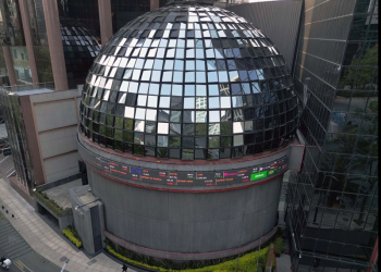 Peso avanza y cotiza a 19.88 por dólar; BMV esquiva la aversión al riesgo