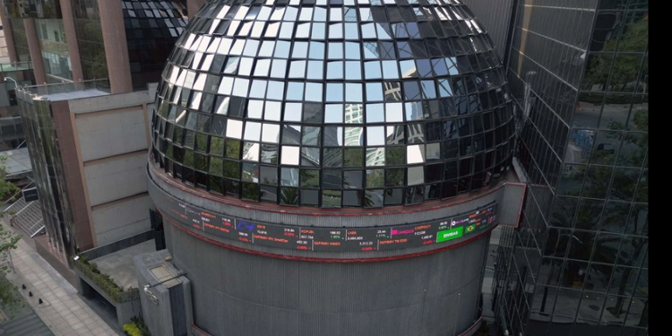 Peso avanza y cotiza a 19.88 por dólar; BMV esquiva la aversión al riesgo