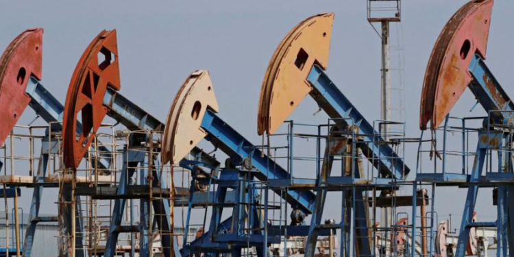 Petróleo cae a su nivel más bajo en cuatro años por los aranceles y las perspectivas de demanda