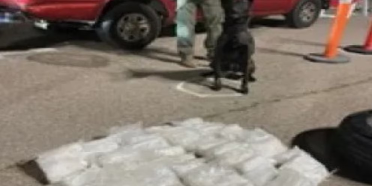 Agentes fronterizos de Arizona y California frenan cargamentos de metanfetamina ocultos en camionetas de lujo