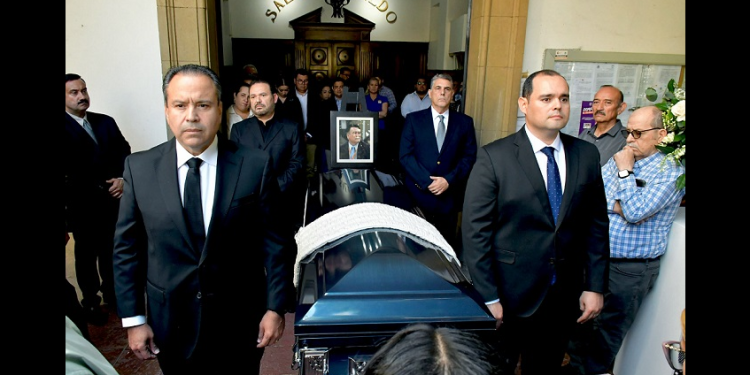 Dan el último adiós a Casimiro Navarro; municipio rinde homenaje póstumo con guardia de honor en palacio