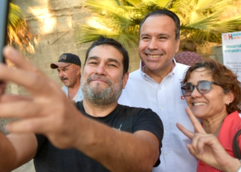 Atiende Astiazarán a familias de la San Benito con Miércoles En Tu Colonia