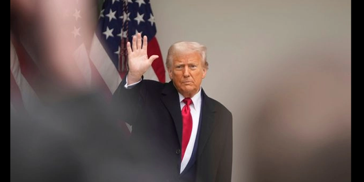 Aprobación de Trump cae al 43%, la más baja desde que volvió al poder: sondeo