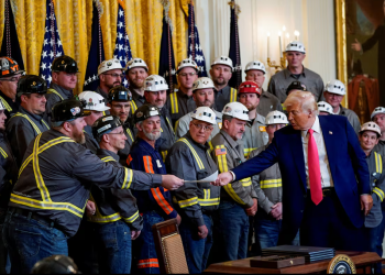 Trump firma varios decretos para regresar al uso de carbón como fuente destacada de energía