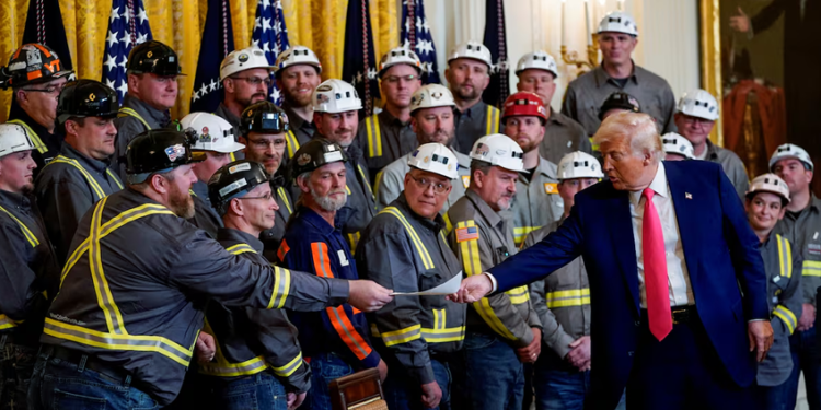 Trump firma varios decretos para regresar al uso de carbón como fuente destacada de energía