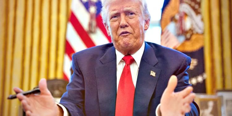 Nuevo revés para Trump; juez le ordena restaurar Voice of America y regresar trabajo a empleados