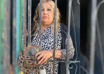 “Primero me sacan de aquí muerta”; mujer se encierra con candado tras invasión de su vivienda en Sonora