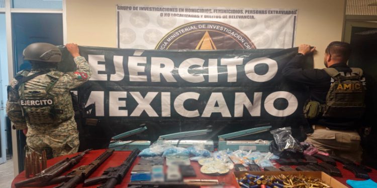 En Sonora, aseguran 990 pastillas de opioides sintéticos, estupefacientes y arsenal; tres personas fueron rescatadas