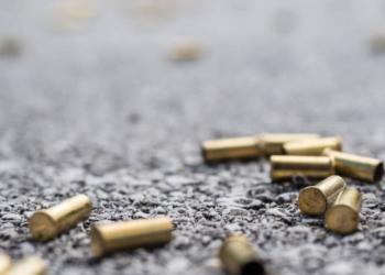 Matan a balazos a madre e hijo en su domicilio; vinculan el crimen con venta de drogas