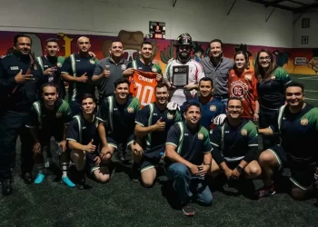 Sorprende Carin León Jugando Futbol con Bomberos de Hermosillo