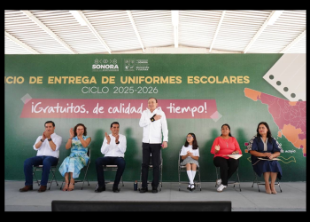 Entrega Durazo uniformes gratuitos; Sonora es modelo nacional de educación, dice
