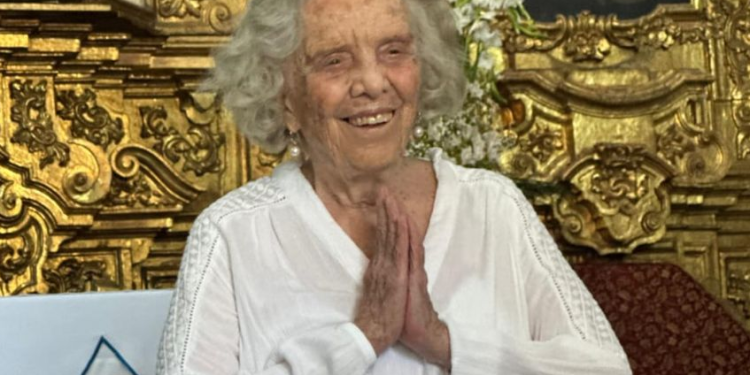 Elena Poniatowska festeja su cumpleaños 93 con mariachis