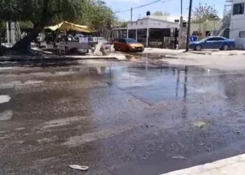 Vecinos de Colonia Villa Sonora Reportan Fuga de Drenaje en Hermosillo; Han Reportado Enfermos