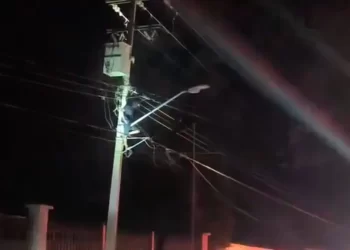 Hombre con Delirio de Persecución Sube a Poste de CFE y Deja Sin Luz a Poblado Miguel Alemán