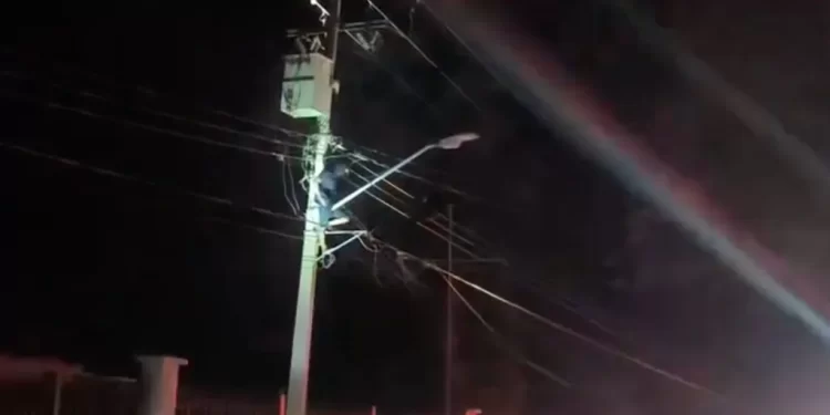 Hombre con Delirio de Persecución Sube a Poste de CFE y Deja Sin Luz a Poblado Miguel Alemán