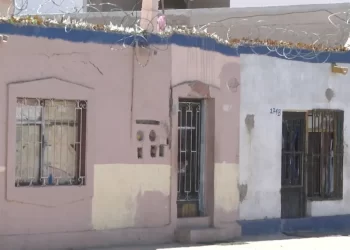 Sujetos Disparan a Hombre en su Domicilio; Dejan Cartulina con Mensaje de Grupo Criminal