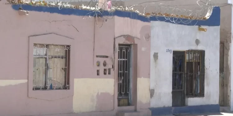 Sujetos Disparan a Hombre en su Domicilio; Dejan Cartulina con Mensaje de Grupo Criminal