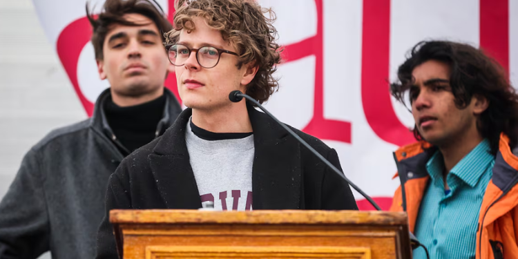 Trump ordena a sus embajadas que suspendan todas las entrevistas a aspirantes a estudiar en Estados Unidos