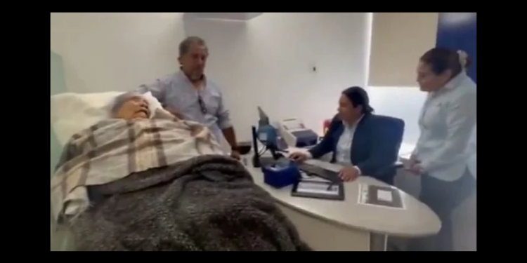 Mujer de 96 años es obligada a acudir en camilla a una sucursal de BBVA 