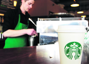 Más de mil baristas de Starbucks inician huelga en EU; protestan contra nuevo código de vestimenta de la empresa