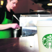Más de mil baristas de Starbucks inician huelga en EU; protestan contra nuevo código de vestimenta de la empresa