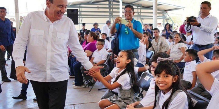 Durazo respalda economía familiar con uniformes escolares gratuitos a más de 440 mil alumnos