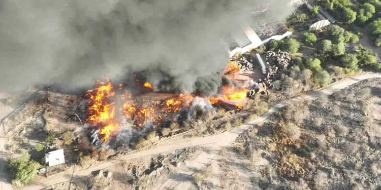 Incendio en una Empresa de Tarimas Genera Explosión en Hermosillo
