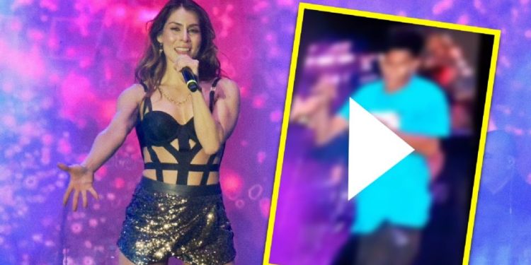 María León vive momento incómodo en Hermosillo; hombre sube al escenario y le arrebata el micrófono