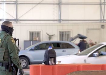 Caen dos hombres con carros cargados de metanfetamina en la frontera Arizona-Sonora