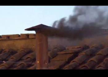 Primera fumata negra en el Vaticano: la votación termina sin consenso para elegir papa