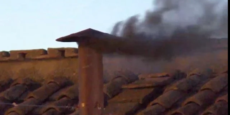 Primera fumata negra en el Vaticano: la votación termina sin consenso para elegir papa