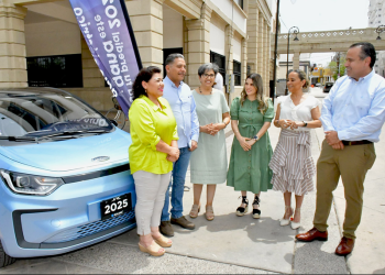 Entrega Antonio Astiazarán vehículo eléctrico a ganador del sorteo “En la H Cumpliendo ganas”