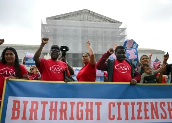 Entre protestas llega a la Suprema Corte la pelea por la ciudadanía por nacimiento en EU