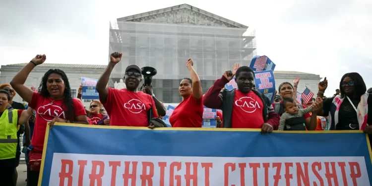 Entre protestas llega a la Suprema Corte la pelea por la ciudadanía por nacimiento en EU