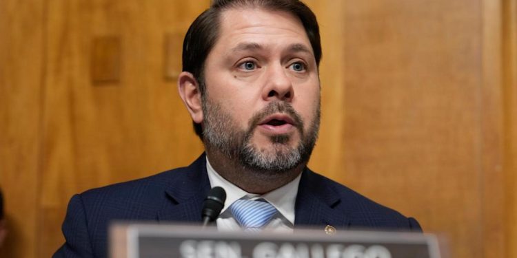 El senador demócrata de Arizona Gallego entra en el debate de inmigración con un nuevo plan