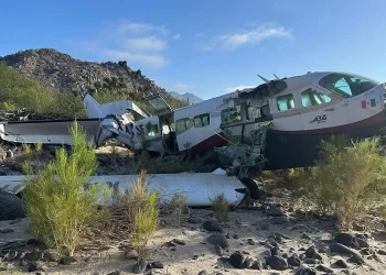 Sobreviven tras avionazo seis personas que volaban de Baja California Sur a Sonora