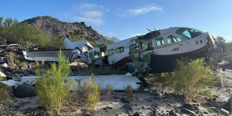 Sobreviven tras avionazo seis personas que volaban de Baja California Sur a Sonora