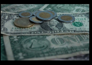 Congresistas de EU promueven impuesto de 5% a remesas