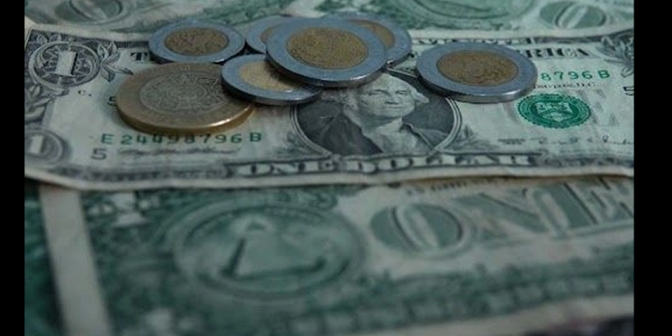 Congresistas de EU promueven impuesto de 5% a remesas