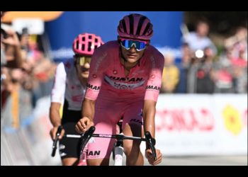 Isaac Del Toro hace sprint espectacular para defender la maglia rosa