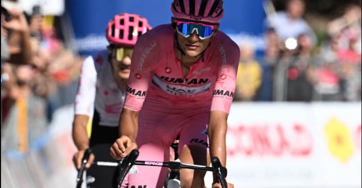 Isaac Del Toro hace sprint espectacular para defender la maglia rosa