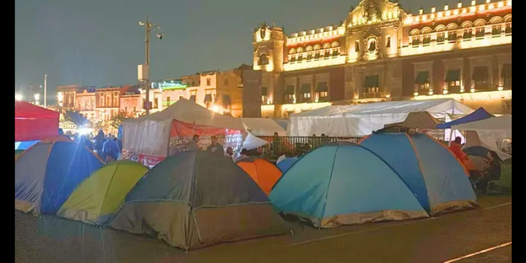 Maestros instalan plantón en el Zócalo CDMX para megamarcha del 15 de mayo