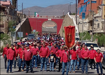 Mineros de la Sección 65 marcharon en Cananea; exigen solución a 18 años de huelga